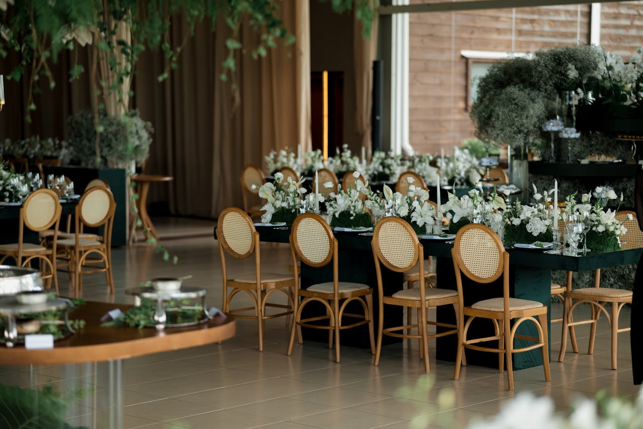 Wie du einen Hochzeitsempfangsraum zu Hause dekorierst, ohne dich zu ruinieren